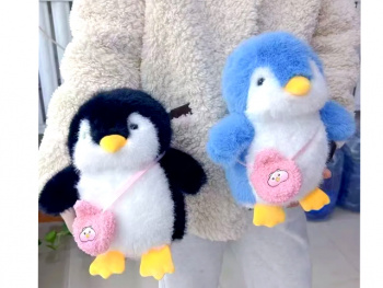 им Пингвин арт. УE250506-5 С сумочкой цвета микс 25 см в пак.) им Пингвин арт. УE250506-5 С сумочкой цвета микс 25 см в пак.)